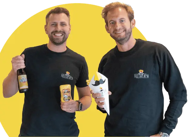 Pierre Artuso et Julien Abras, cofondateurs de Fritapapa, avec une Beerapapa, la sauce maison et un cornet de frites