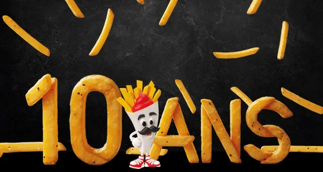 Dix ans écrits en frites dorées, avec la mascotte Fritapapa devant le zéro