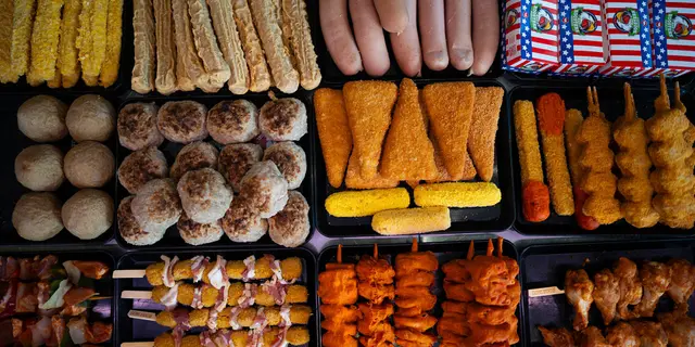Snacks Fritapapa sortant de la friture