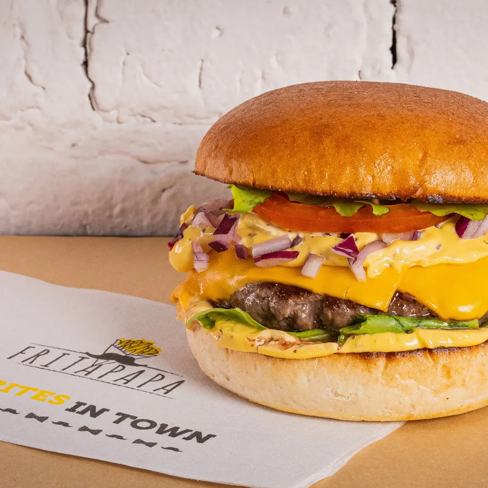 Burger pur bœuf Fritapapa préparé avec de la viande Rouge de Famenne